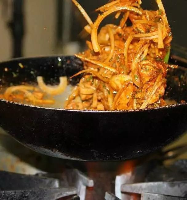 锅烧糊了吸入大量油烟怎么办,锅炒菜老是糊底菜不好吃