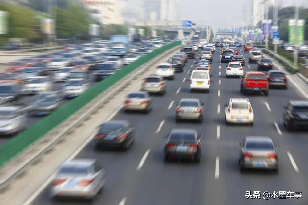 路面湿滑触发abs正常吗,abs一踩刹车就工作什么原因