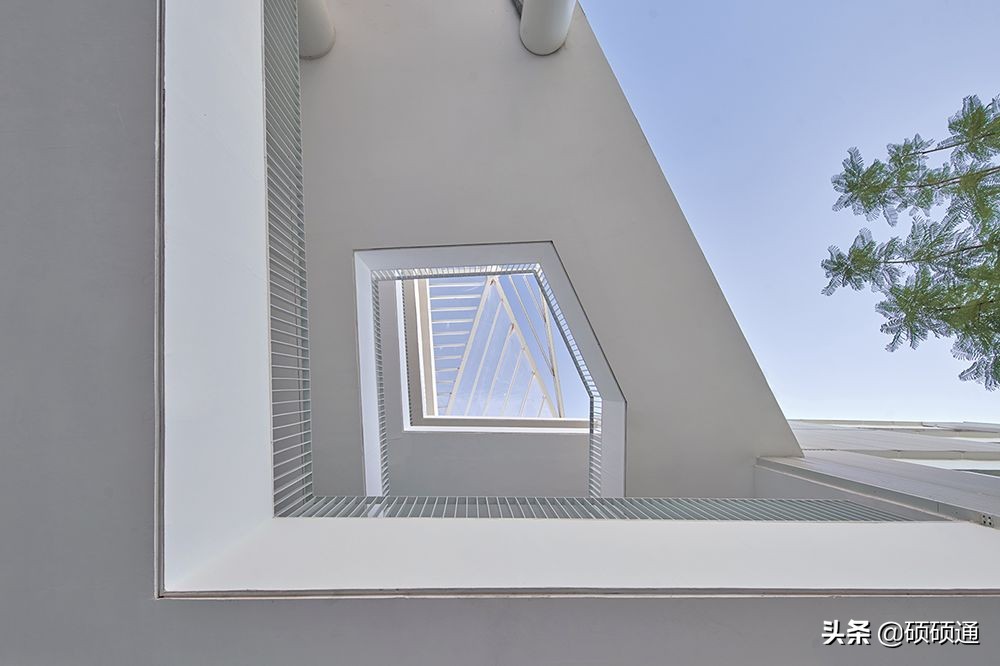 巨大环形飞船,巨大的地球主题环创