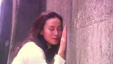 女大学生卖卵：游走在学校厕所里的高薪工作。