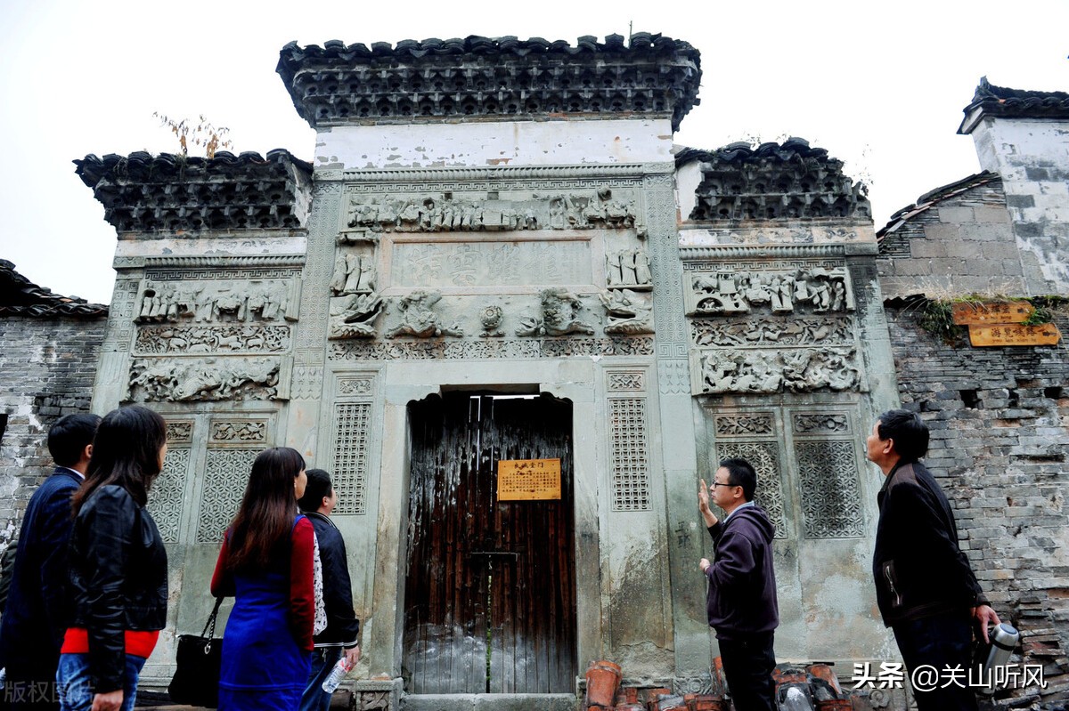 农村门楼为啥不是在左就是在右,农村建房门楼朝向