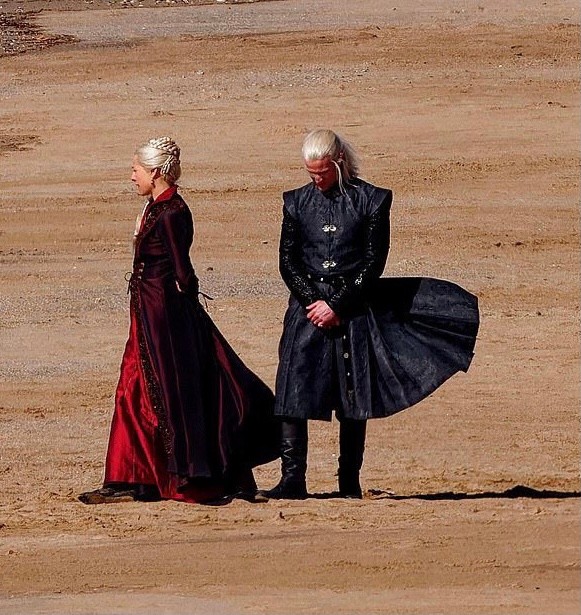 权力的游戏前传片场照！龙妈祖先银发亮相，网友：这个王子拉胯了