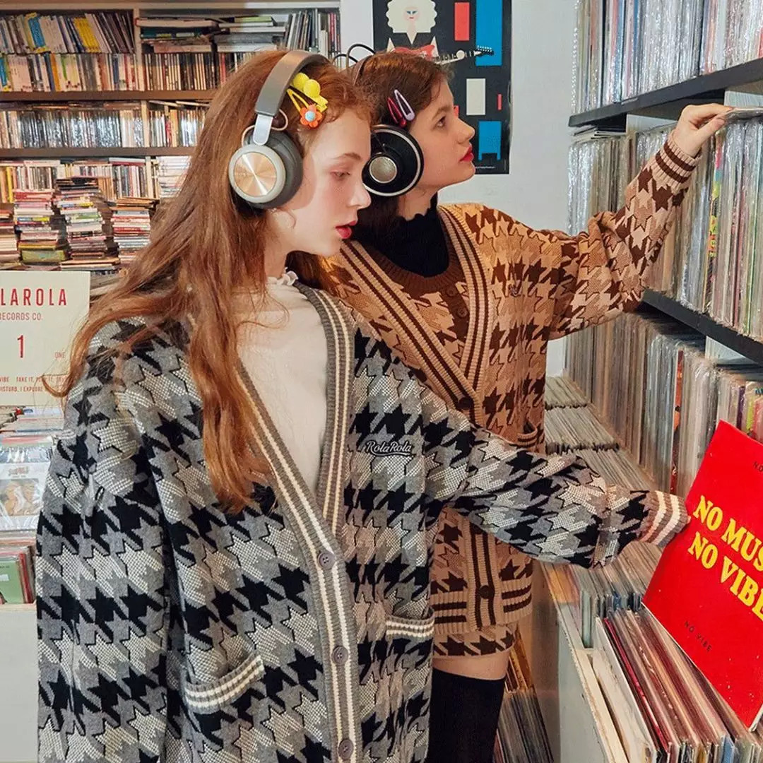 周冬雨刘雯同款毛衣,大表姐刘雯同款绿色开衫毛衣