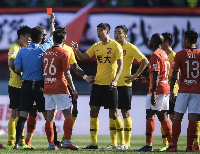 区别对待？粤媒质疑VAR：天海有点“冤”保利尼奥判犯不严谨