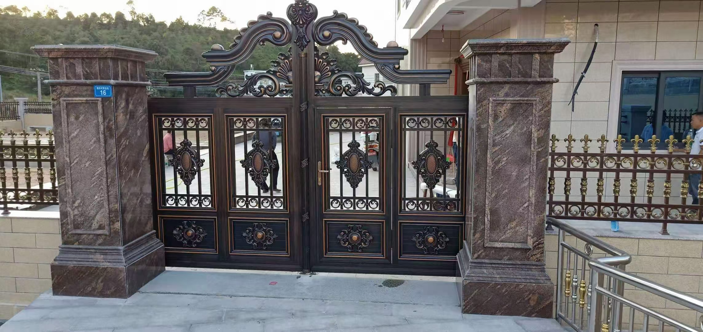 双开铝艺大门安装,双开铝艺大门