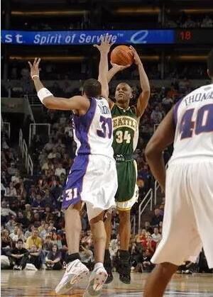 最后时刻领先四分,库里超远三分绝杀科比