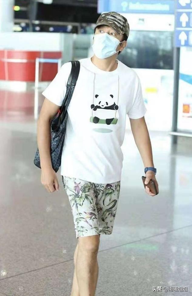 男人过了40岁,买短袖要谨记“3不要”,显得俗气廉价,谁穿谁丑