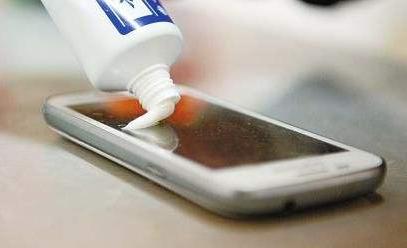 手机用久划痕,手机用久了屏幕很脏该怎么处理