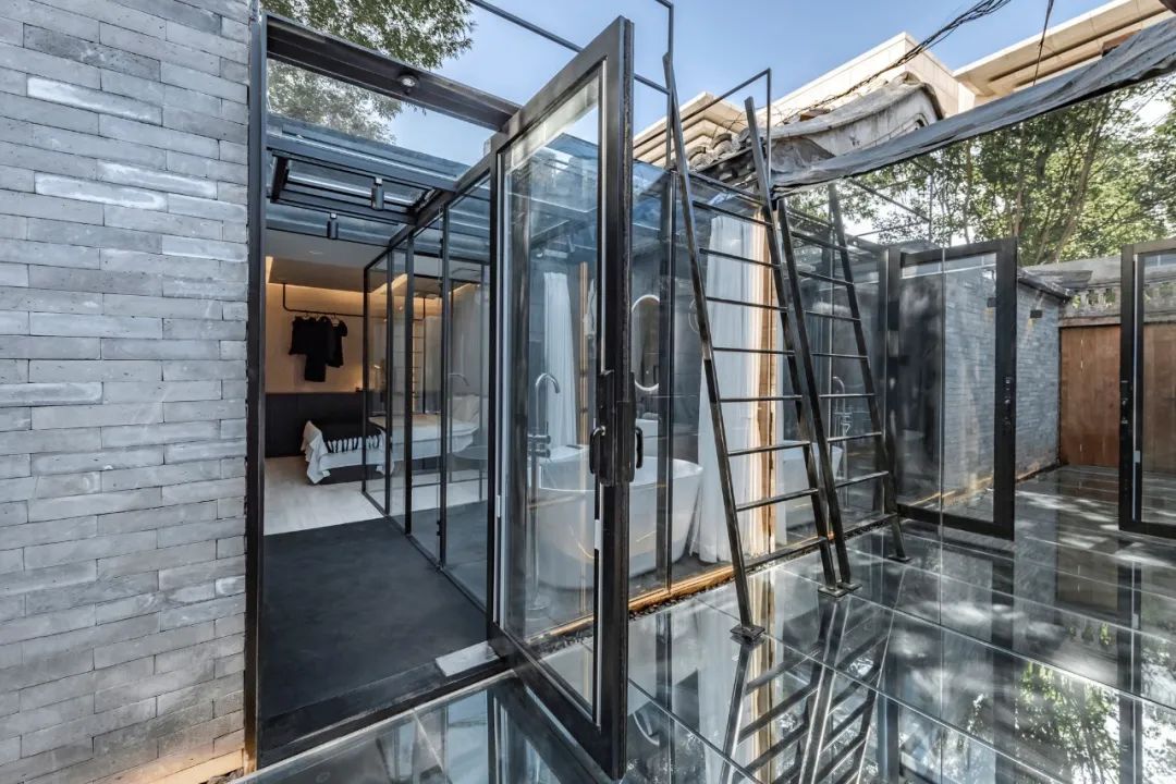 北京姑娘继承胡同老房，地板铺镜子、浴厕全透明，一个人住太爽