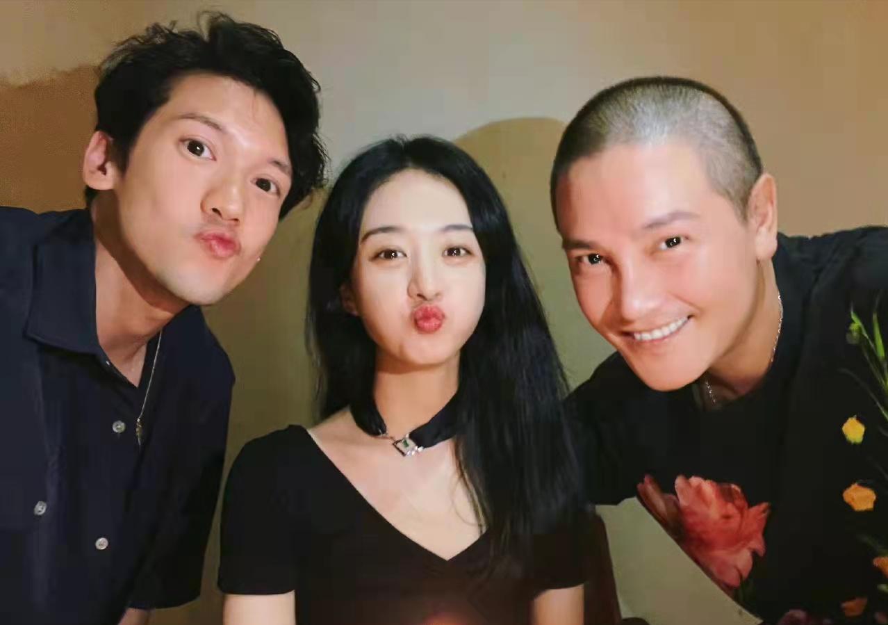 赵丽颖晒与关智斌丁子峻合照,丁子峻关智斌赵丽颖做客访谈视频