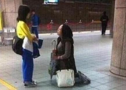 当孩子妈妈下跪的那一刻我泪奔了,妈妈哭着给女儿下跪