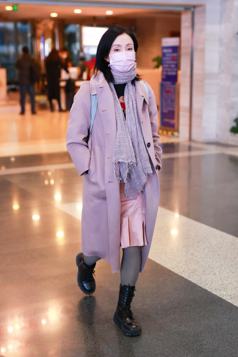 陶虹穿粉红裙很美,陶虹身穿流苏白裙气质十足