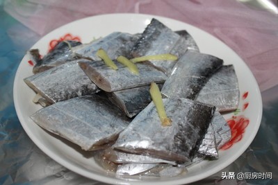 煎带鱼不粘锅不破皮的小秘诀,煎带鱼不粘锅的绝密技巧