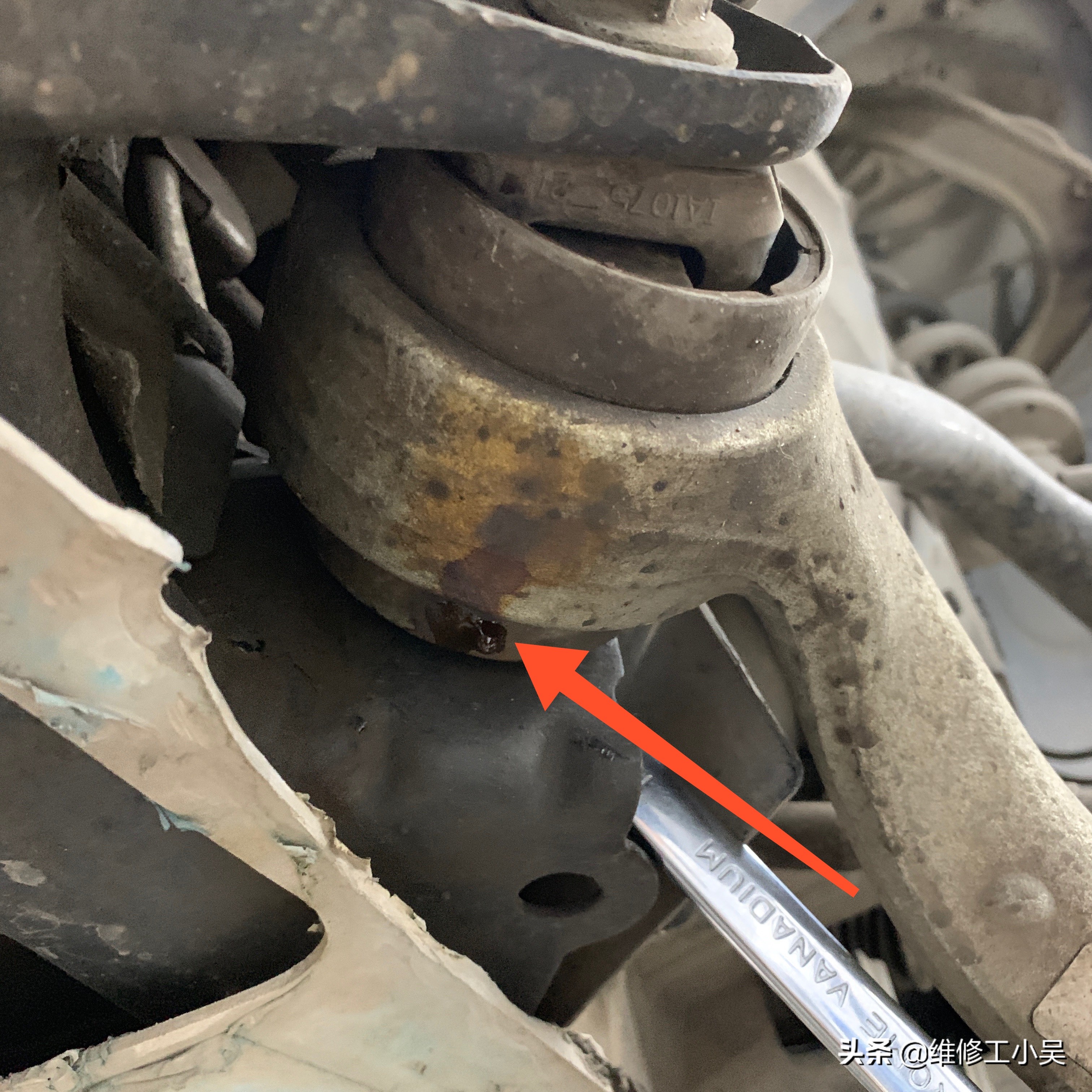 宝马下摆臂橡胶有一点渗油,宝马摆臂漏油怎么回事
