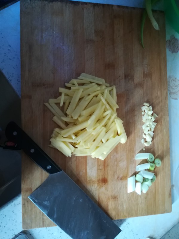 为什么炒土豆丝总粘锅而且还不脆,炒土豆丝怎么不粘锅窍门