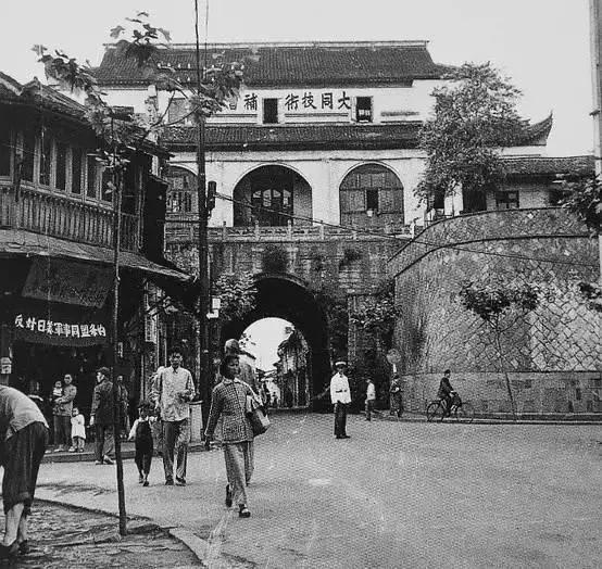 杭州人快带上自家的老照片来投稿，还有机会获得万元大奖哦