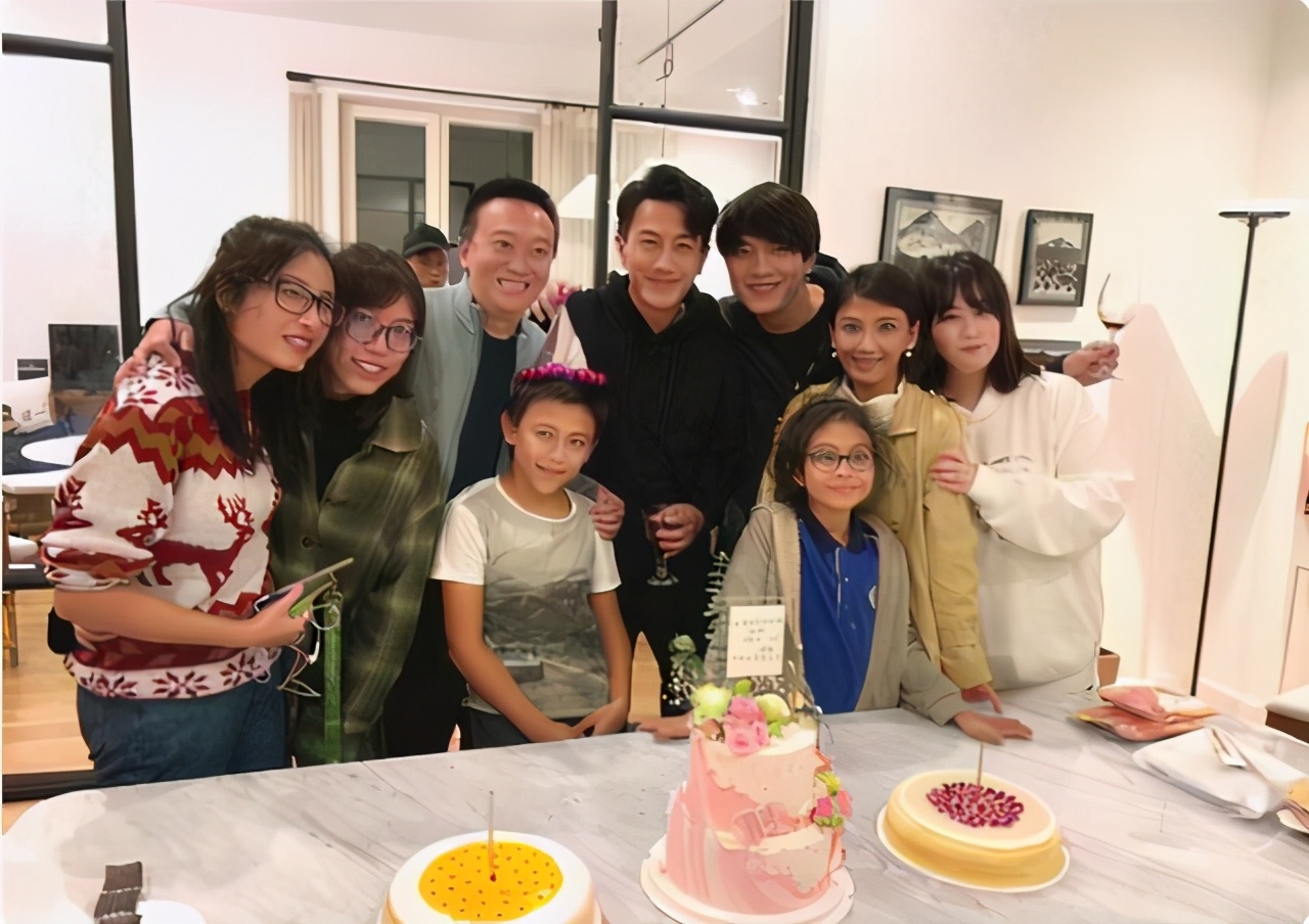 刘烨混血儿女变化大，儿子帅气女儿腼腆，法国妻子傲娇美丽似贵族