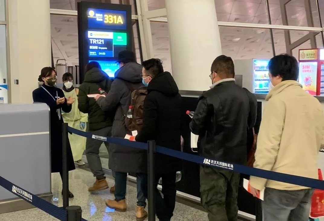 疫情期把侄女送往新加坡，作家方方为何贪恋特权？