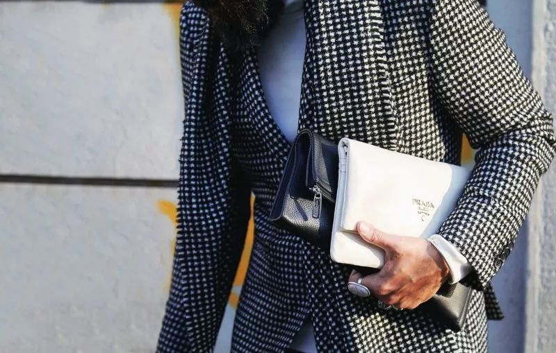 中国男人挎包,男人夹包过时了吗