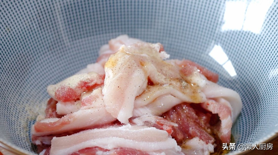 脆皮五花肉蘸料做法,五花肉裹淀粉油炸