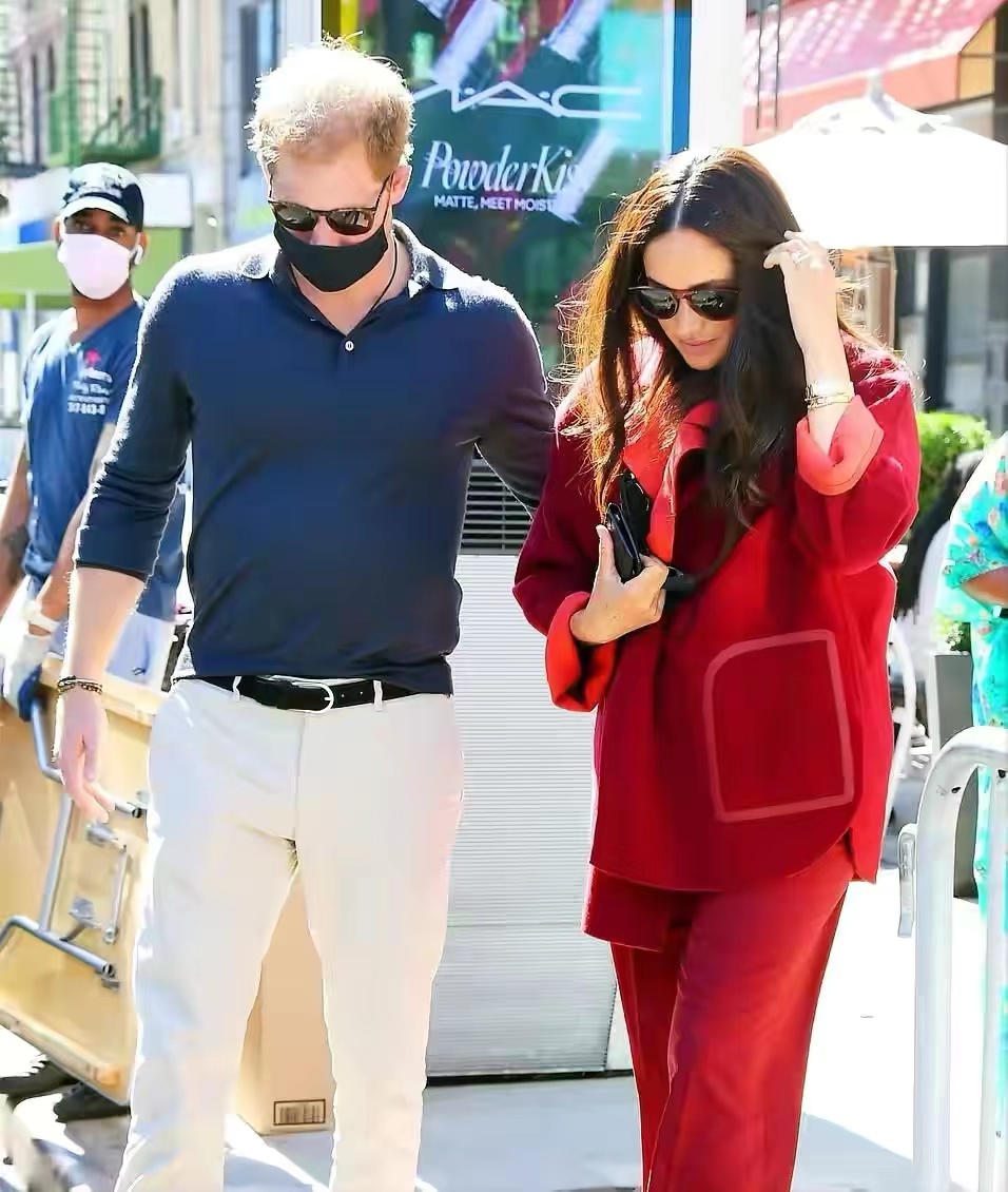 哈里与梅根甜蜜现身,哈里和梅根首次公开亮相