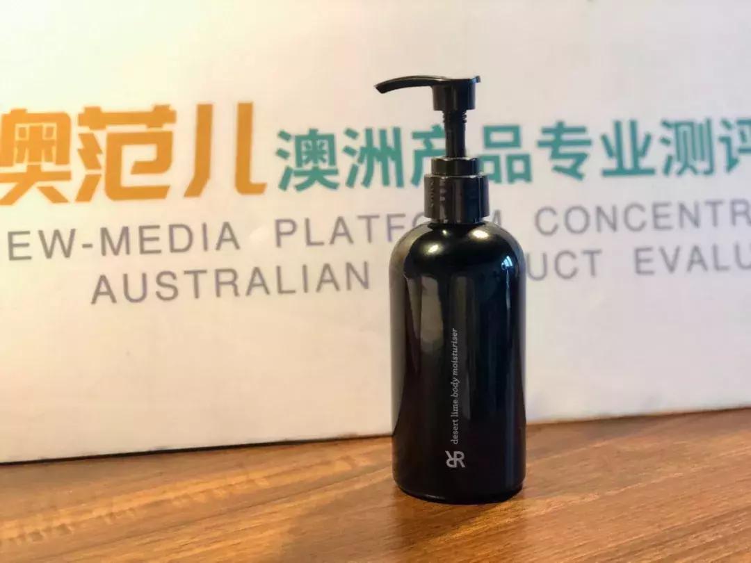 给干枯的身体洒水,给肌肤补充水分让皮肤放松