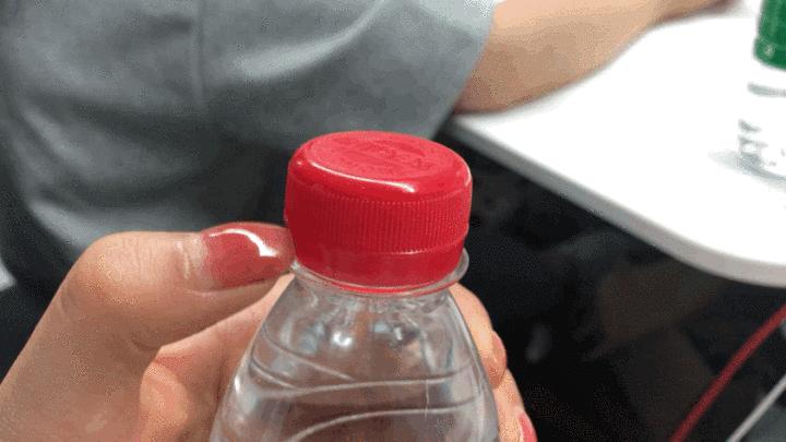 女生拧不开瓶盖暗示什么,有些女生真的拧不开瓶盖吗