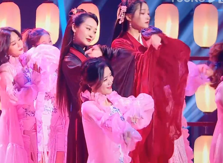 很奇怪没灵魂？“格格”跳舞秀大长腿被批既破坏美感又毫无风情