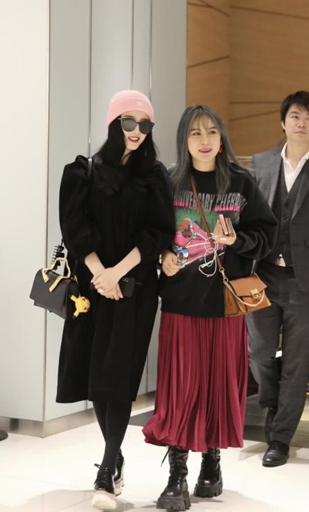 范冰冰穿恨天高跷二郎腿 (范冰冰穿黑色披风踩恨天高)