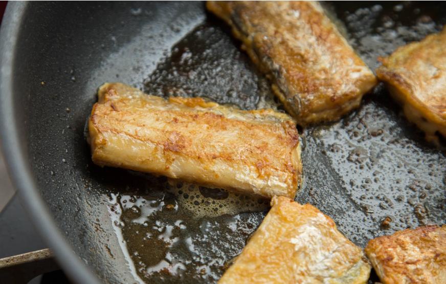 带鱼裹面粉煎多少分钟就好了,面粉裹带鱼煎完以后怎么做