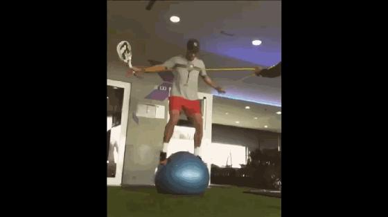 职业球员练习大全，飞身拦截穿越球不在话下