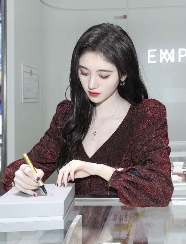 鞠婧祎黑色丝绒长袜,鞠婧祎会不会穿黑色丝袜