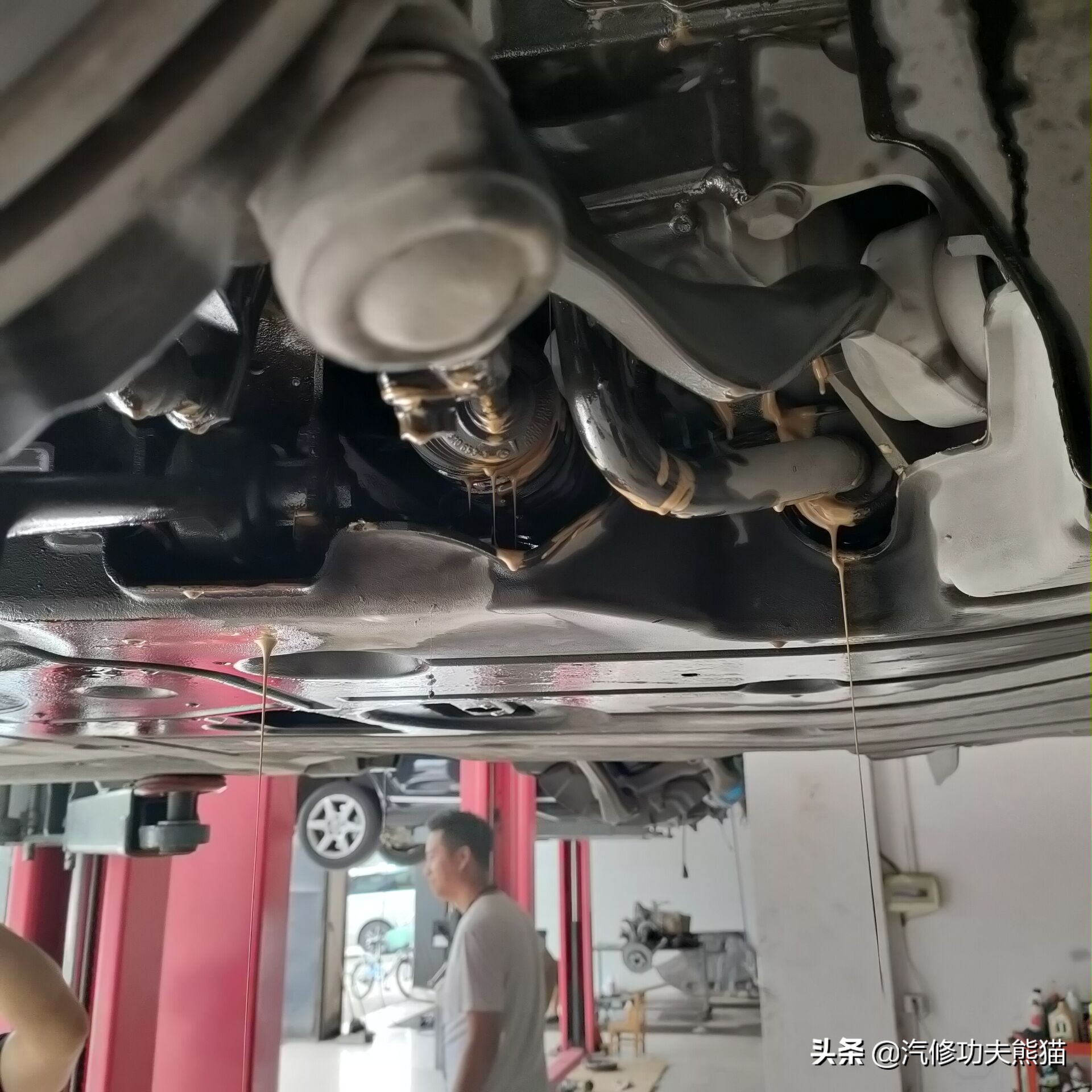 宝马e90325i2007款,宝马e90漏机油通病