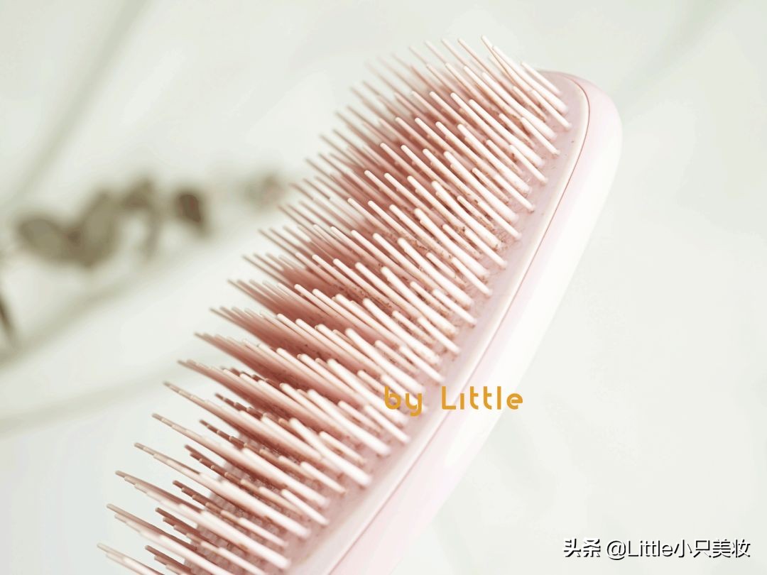 可以抚平毛躁碎发的梳子随身携带,适合湿梳的梳子