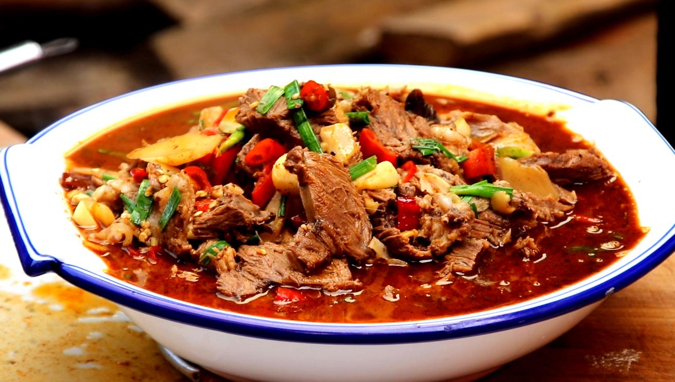 猪头肉这样吃才叫爽，农村大锅一炖，大块吃肉，口感丰富有食欲