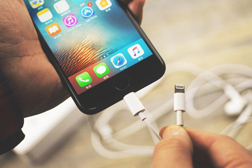 iphone7充电充不上,iphone7显示充电但电充不进去