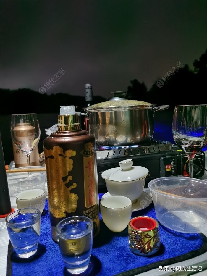 雨中作乐:酒足饭饱，雨后垂钓收货颇丰！