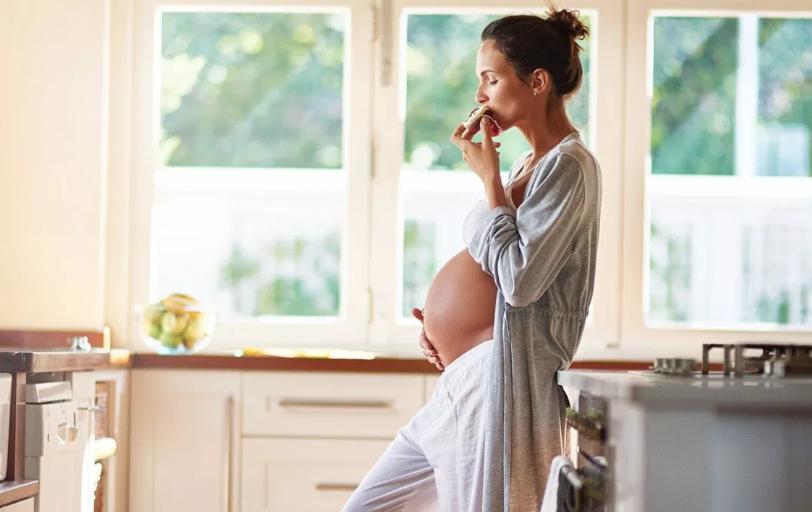 孕晚期坐床上正确坐姿图,孕晚期如何坐着不会影响胎儿