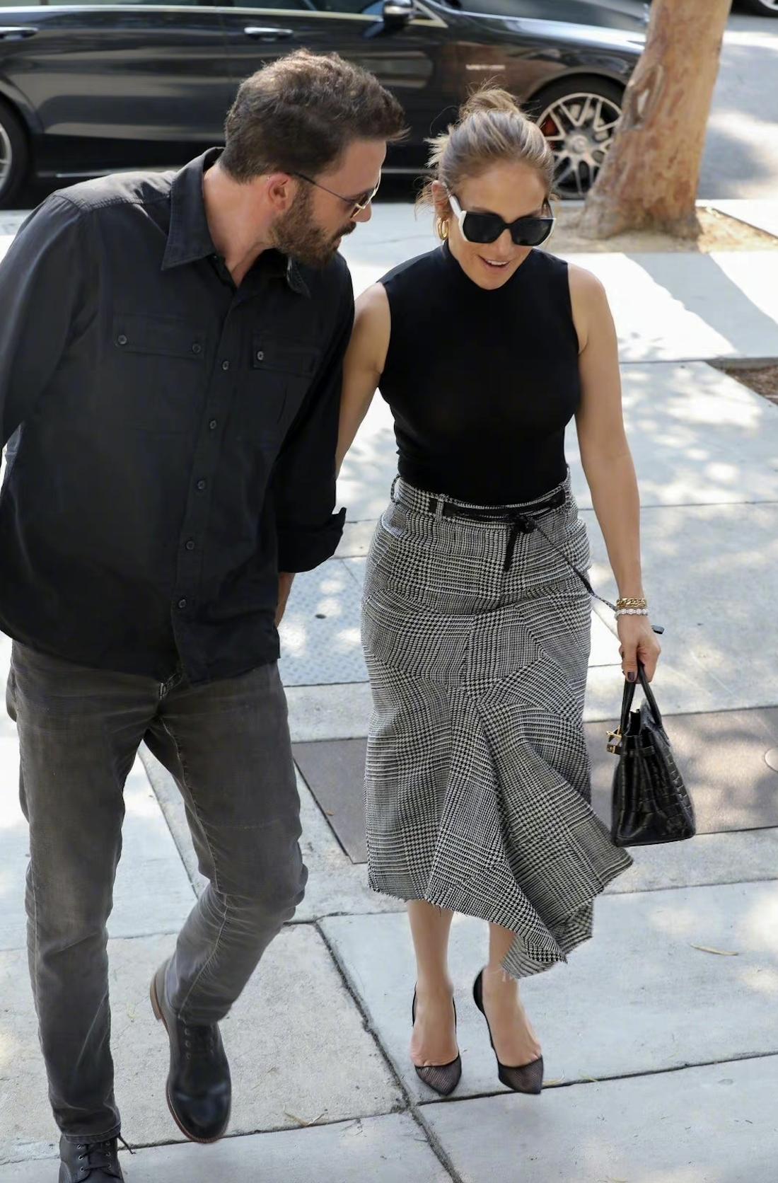 49岁大本与52岁女友甜蜜逛街，2人脸上都没皱纹，网友：太般配了