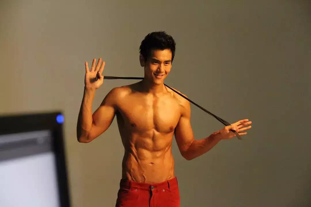 李现有没有腹肌,李现的真腹肌