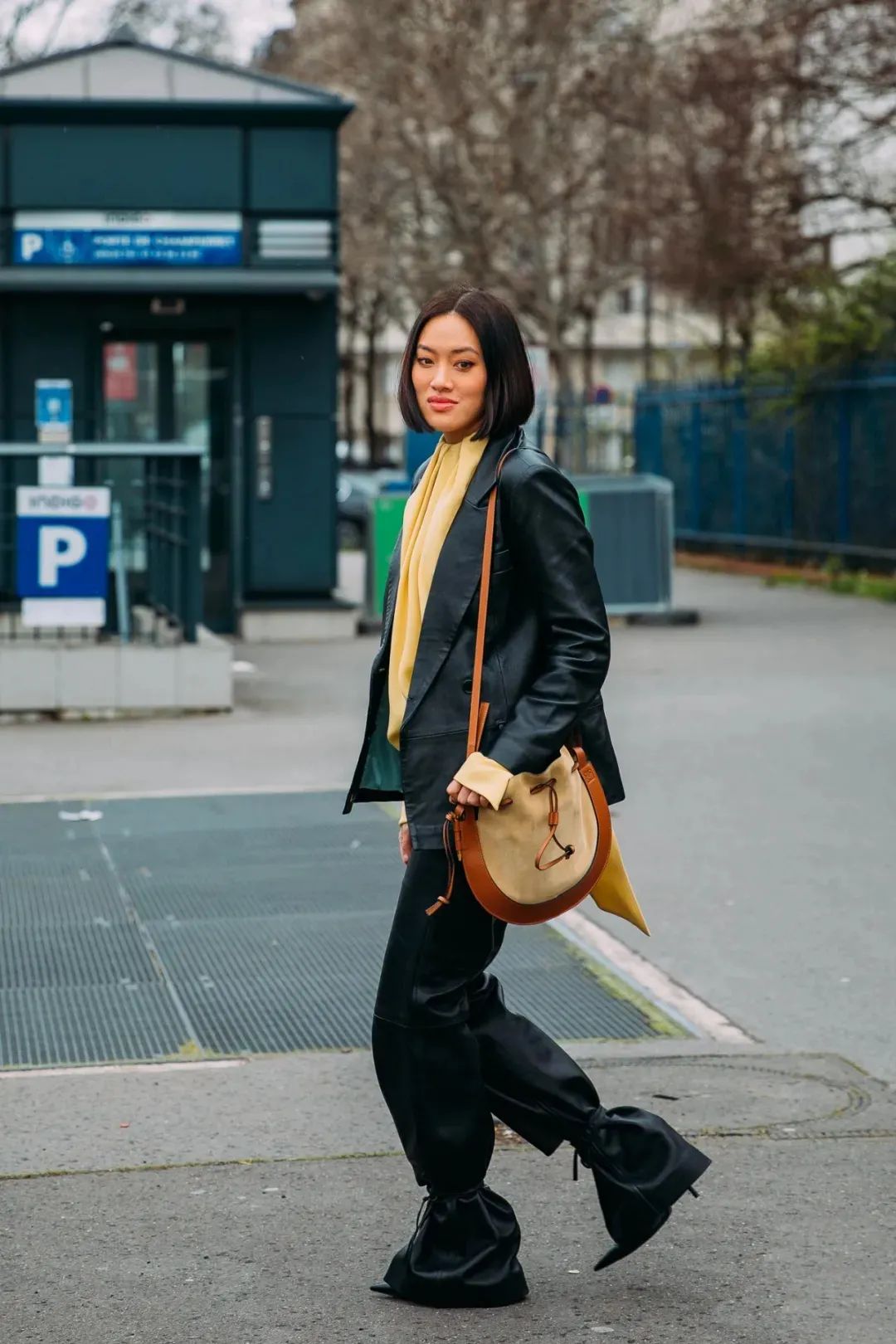 一件皮西装可以有多帅？时髦精们早已给出了答案