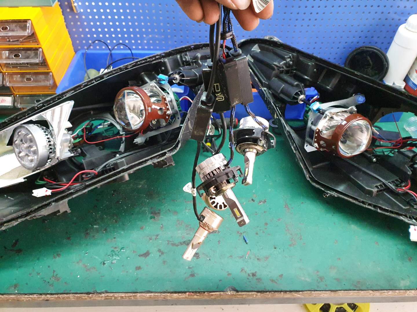 现代名图右大灯常亮怎么调,现代名图日行灯不亮了怎么修