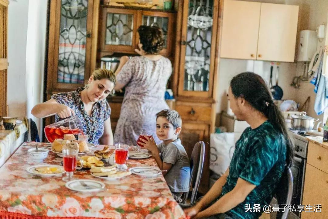 环游世界夫妻赚了十个亿,情侣环游世界视频