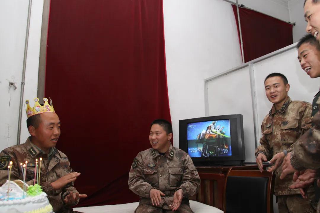 关键时刻军人冲锋陷阵,关键时刻军人最棒