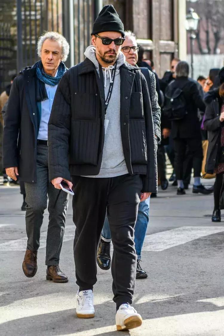 运动裤的多种穿搭方式,男生灰色运动裤怎么穿搭