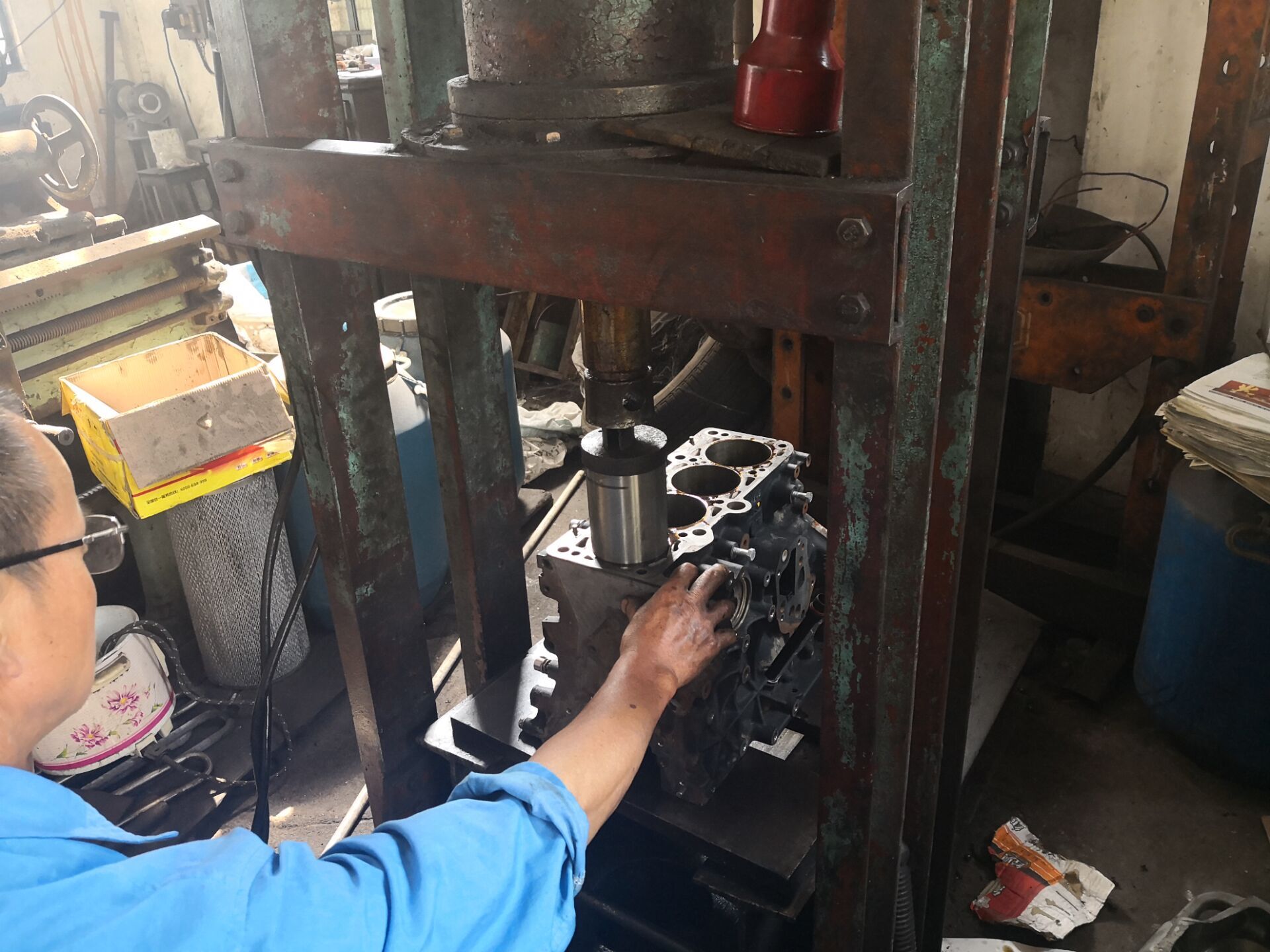 奥迪a6l2.0t气门油封烧机油,老款奥迪a6l2.0烧机油怎么解决