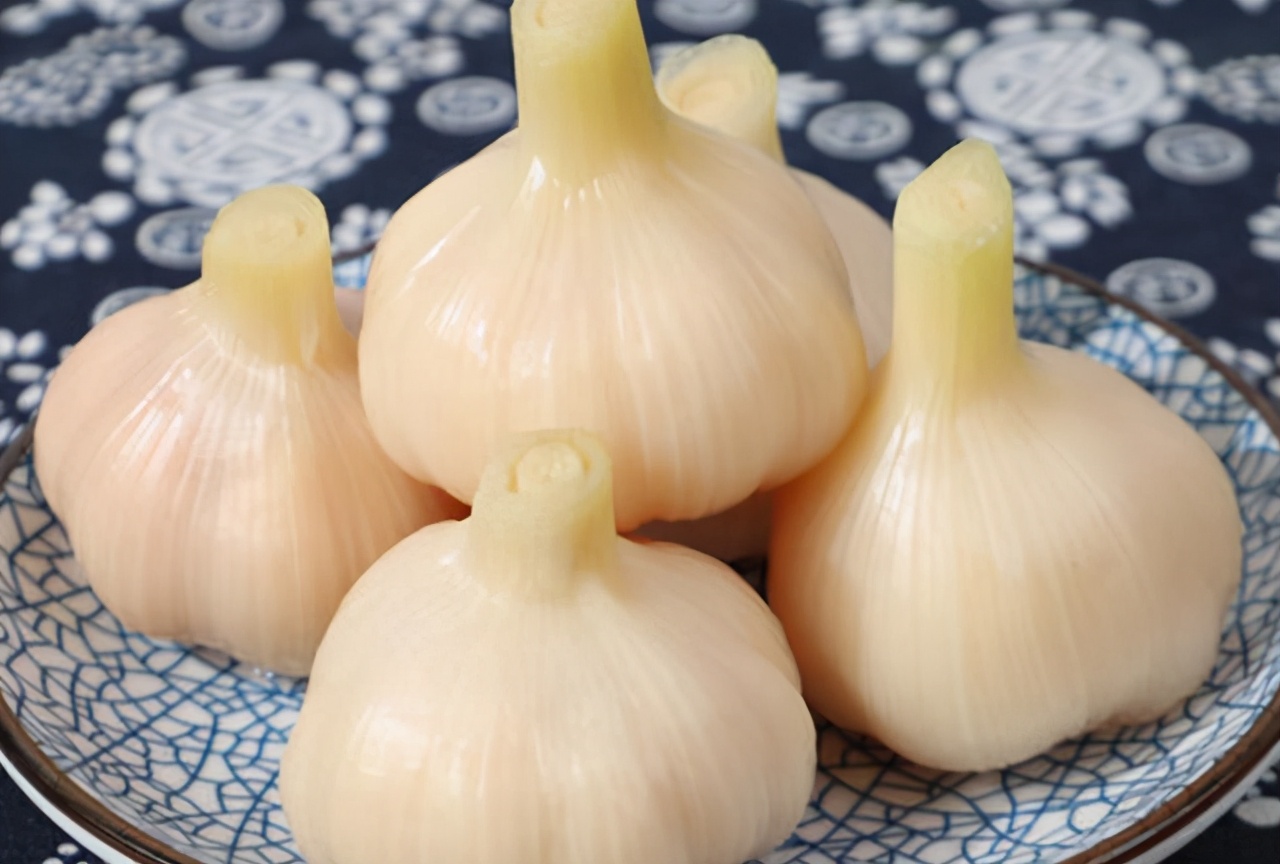 自制糖蒜的正确腌制方法,糖蒜这样做酸脆可口密封十天可吃