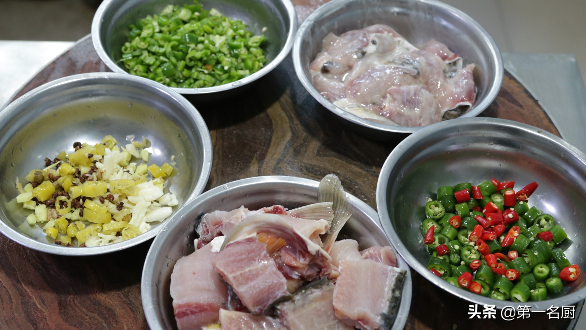 鲤鱼好吃有诀窍，做出来肉质嫩滑，汤鲜味美，一顿多吃两碗饭