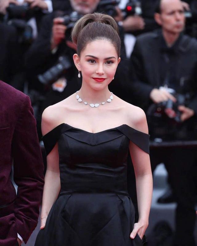 坎城红毯礼服视频,坎城电影节红毯