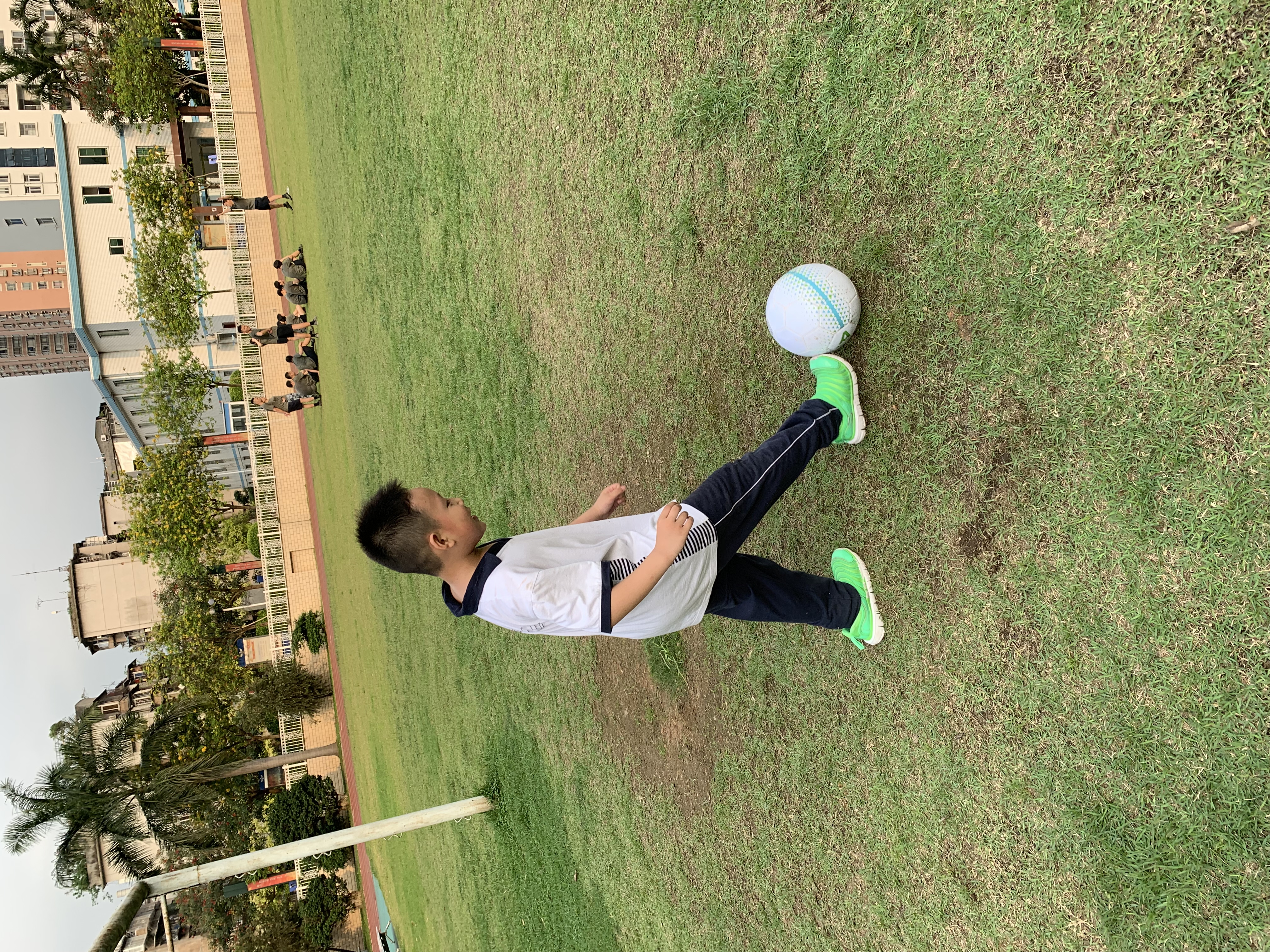 孩子不想上学哭的撕心裂肺,孩子不愿意上学去了就哭